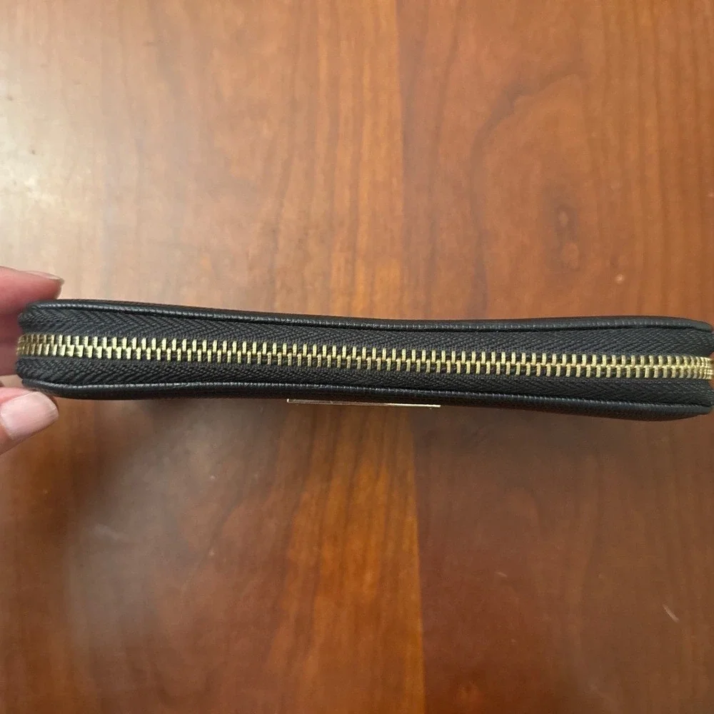 BCBG‎ wallet long black gold zipper